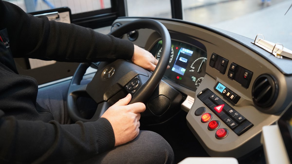 Notfall auf A8: Busfahrer bewusstlos, Reiseleiterin stoppt Bus