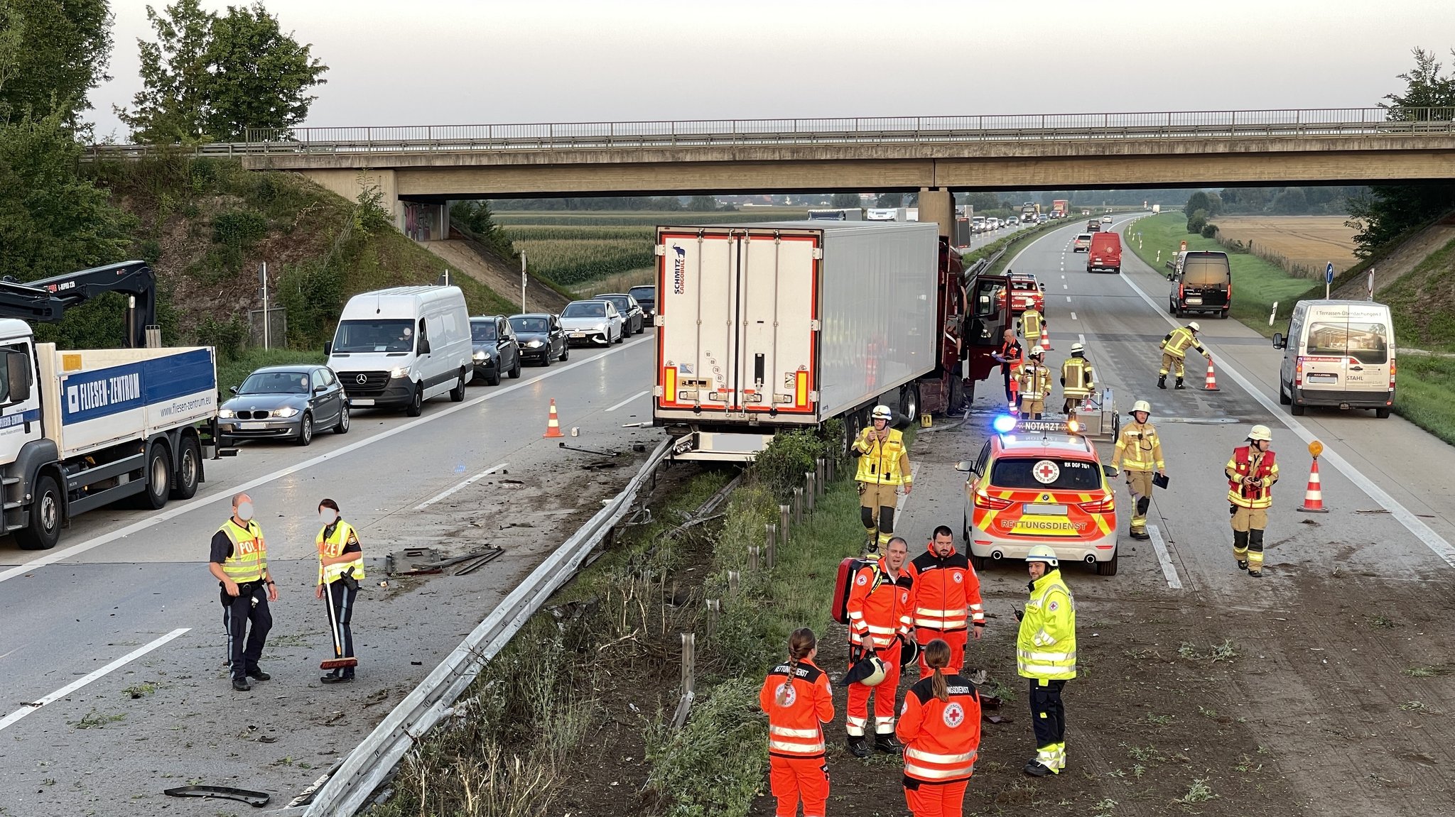 Die Autobahn 92 ist nach dem Lkw-Unfall teilweise gesperrt. | Bild: BR / Nico Angerstorfer Die Autobahn 92 ist nach dem Lkw-Unfall teilweise gesperrt.