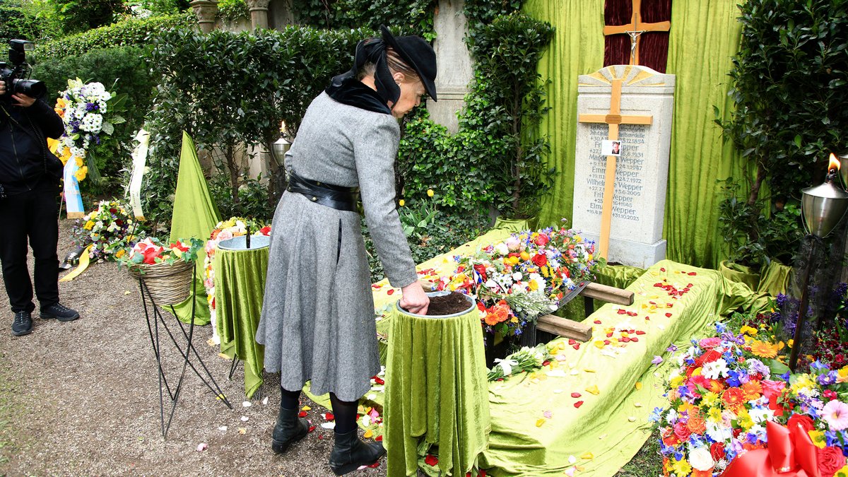 Barbara Engel bei der Beisetzung von Fritz Wepper im Familiengrab der Familie Wepper auf dem Friedhof Neuhausen im Münchner Stadtteil Neuhausen