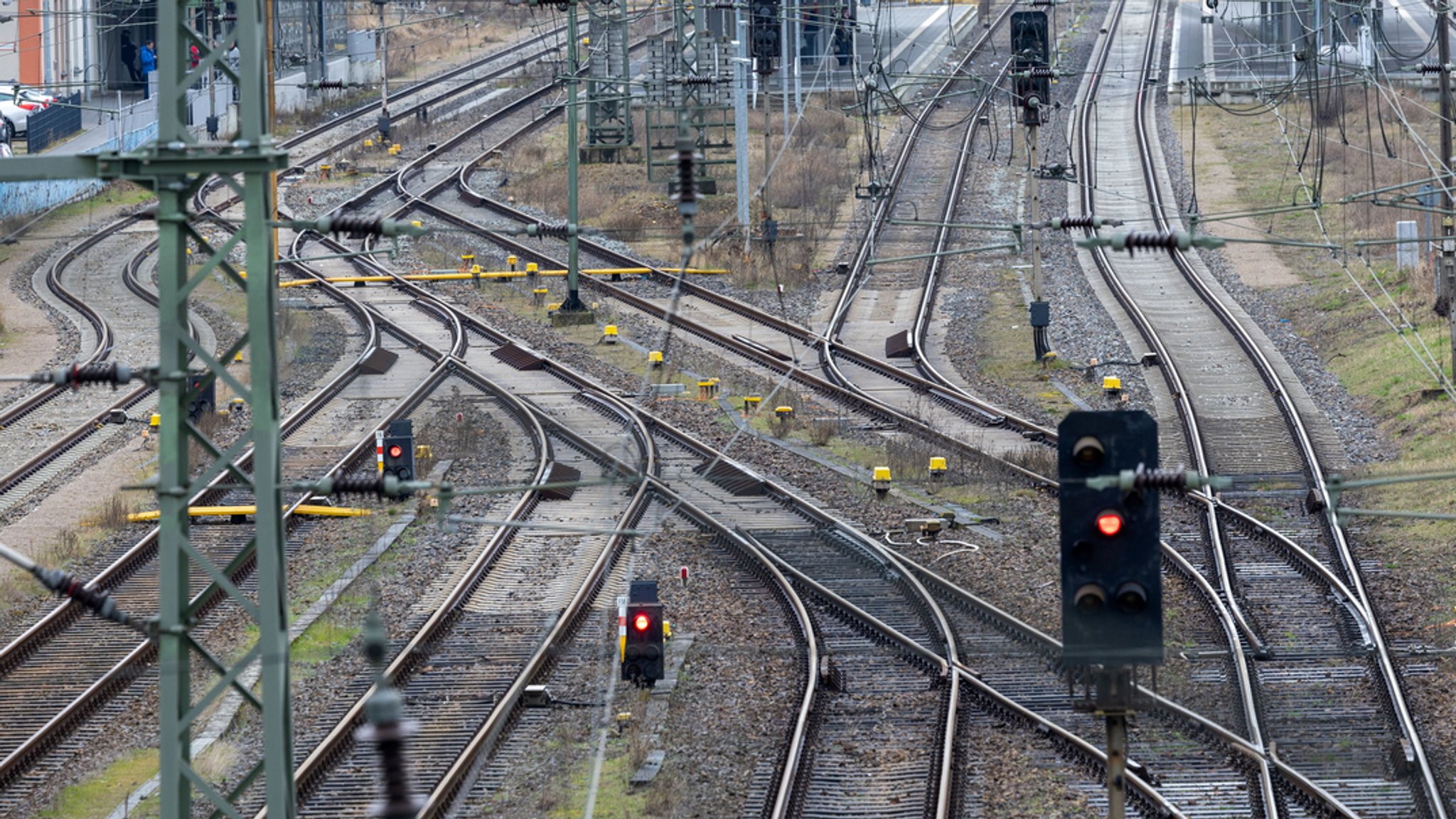 Die Gleise in einem Bahnhof von Neubrandenburg