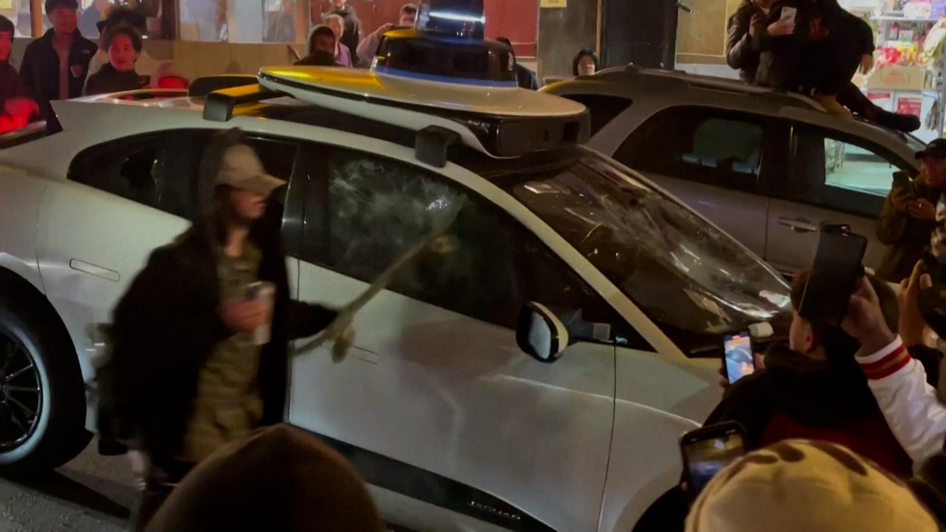 In San Francisco haben Randalierer am Wochenende ein selbstfahrendes Taxi zerstört. 