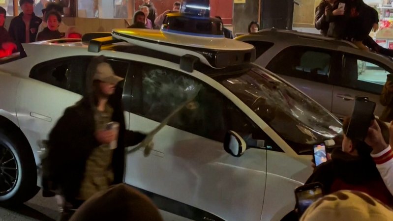 In San Francisco haben Randalierer am Wochenende ein selbstfahrendes Taxi zerstört. 