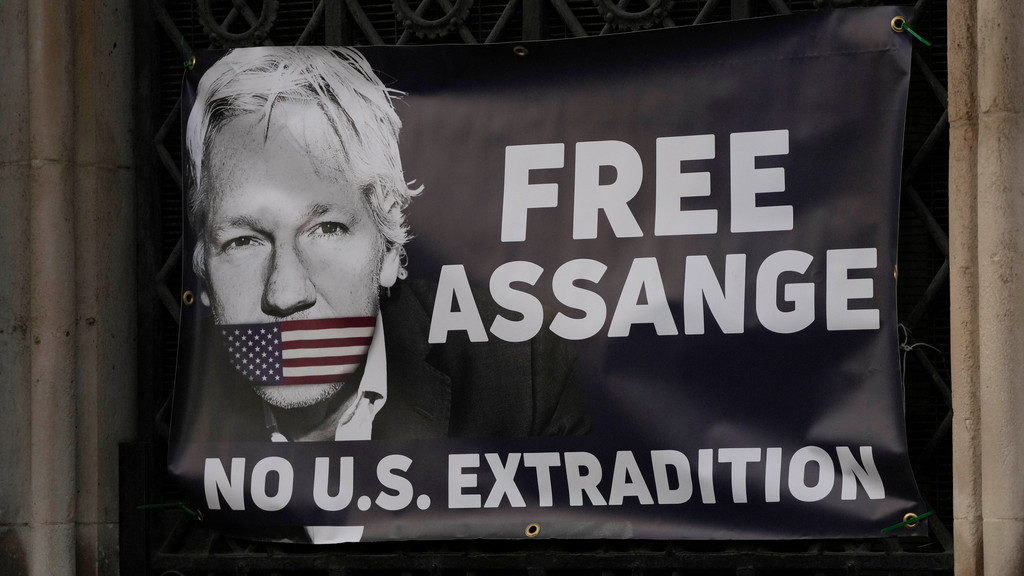 Banner mit "Feee Julian Assange" in London