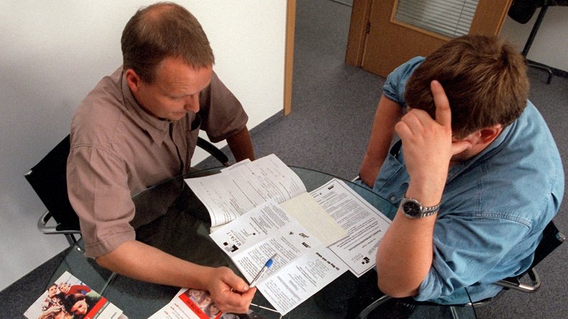 Symbolbild: Beratungsgespräch | Bild: picture-alliance / ZB | Jens Kalaene Symbolbild: Beratungsgespräch