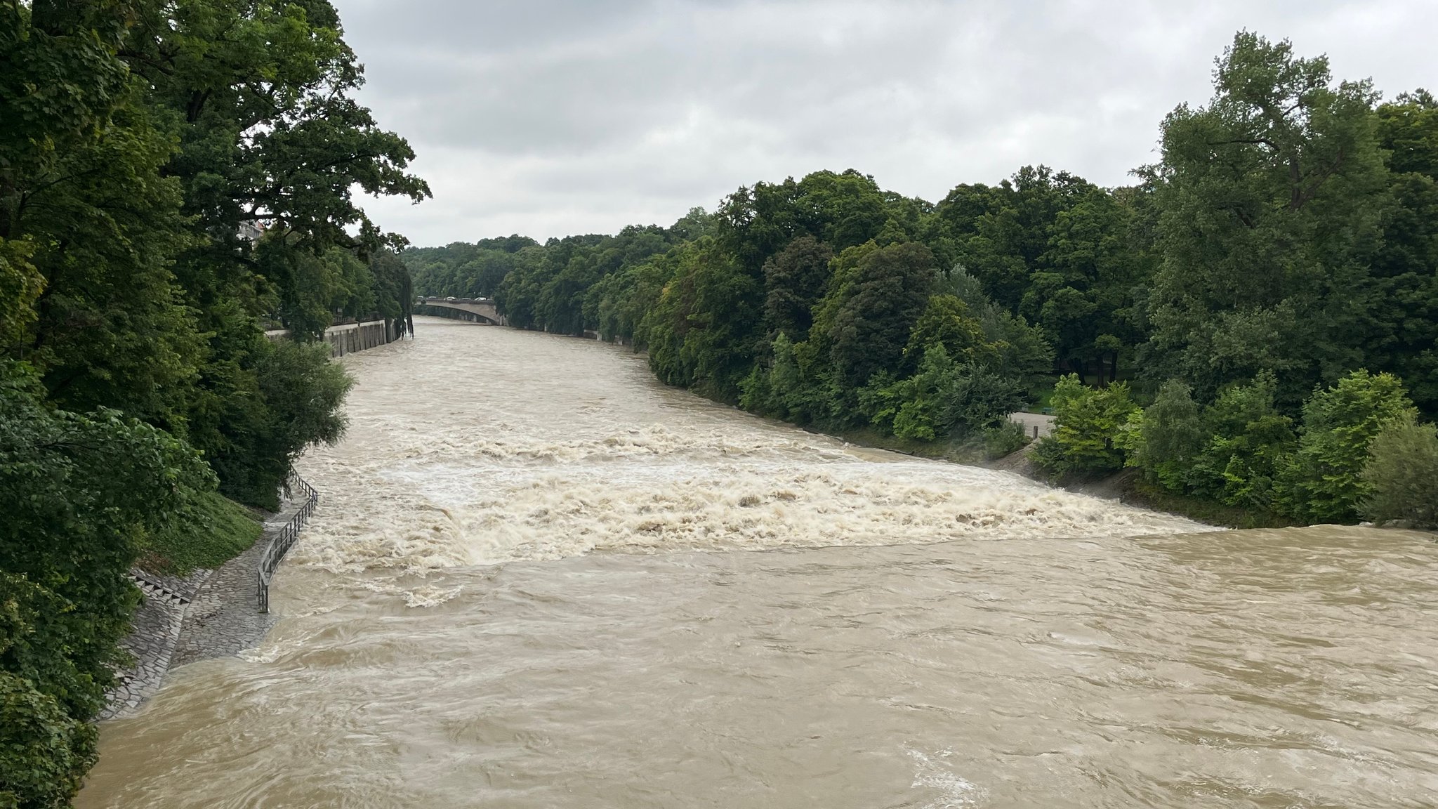 Meldestufe 1 für München: Isar schwillt nach Dauerregen an