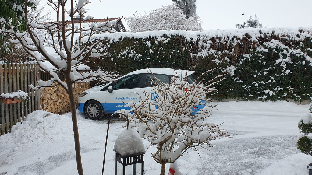 BR-Auto im Schnee in einer Hauseinfahrt im Landkreis Freising.