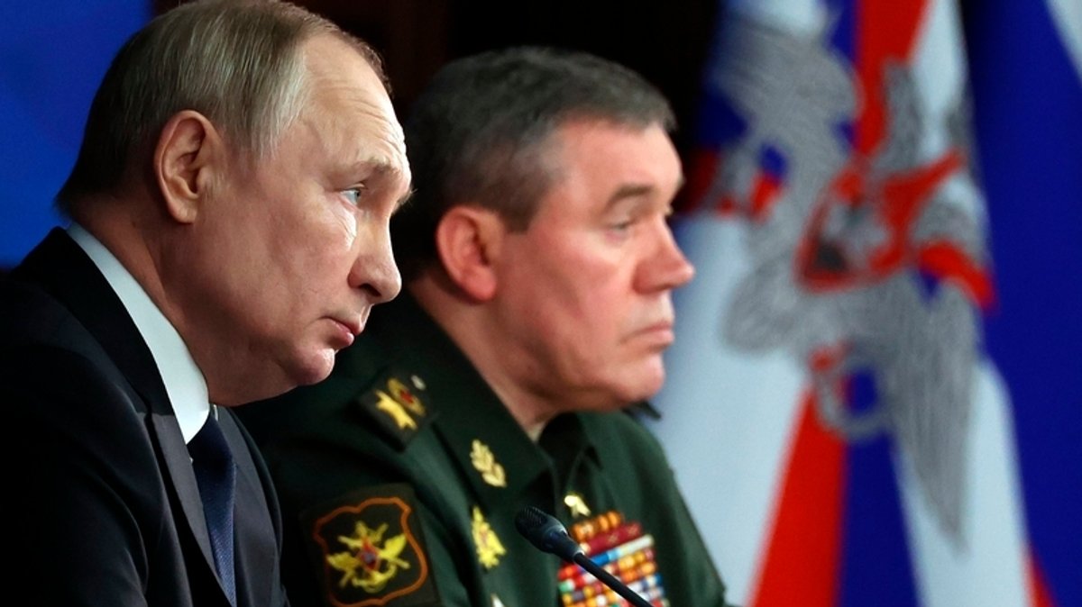 Wladimir Putin und Waleri Gerassimow während eines Treffens mit hochrangigen Militäroffizieren.