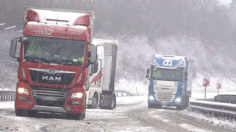 LKW im Schnee auf der Autobahn | Bild: NEWS5 / Fricke LKW im Schnee auf der Autobahn