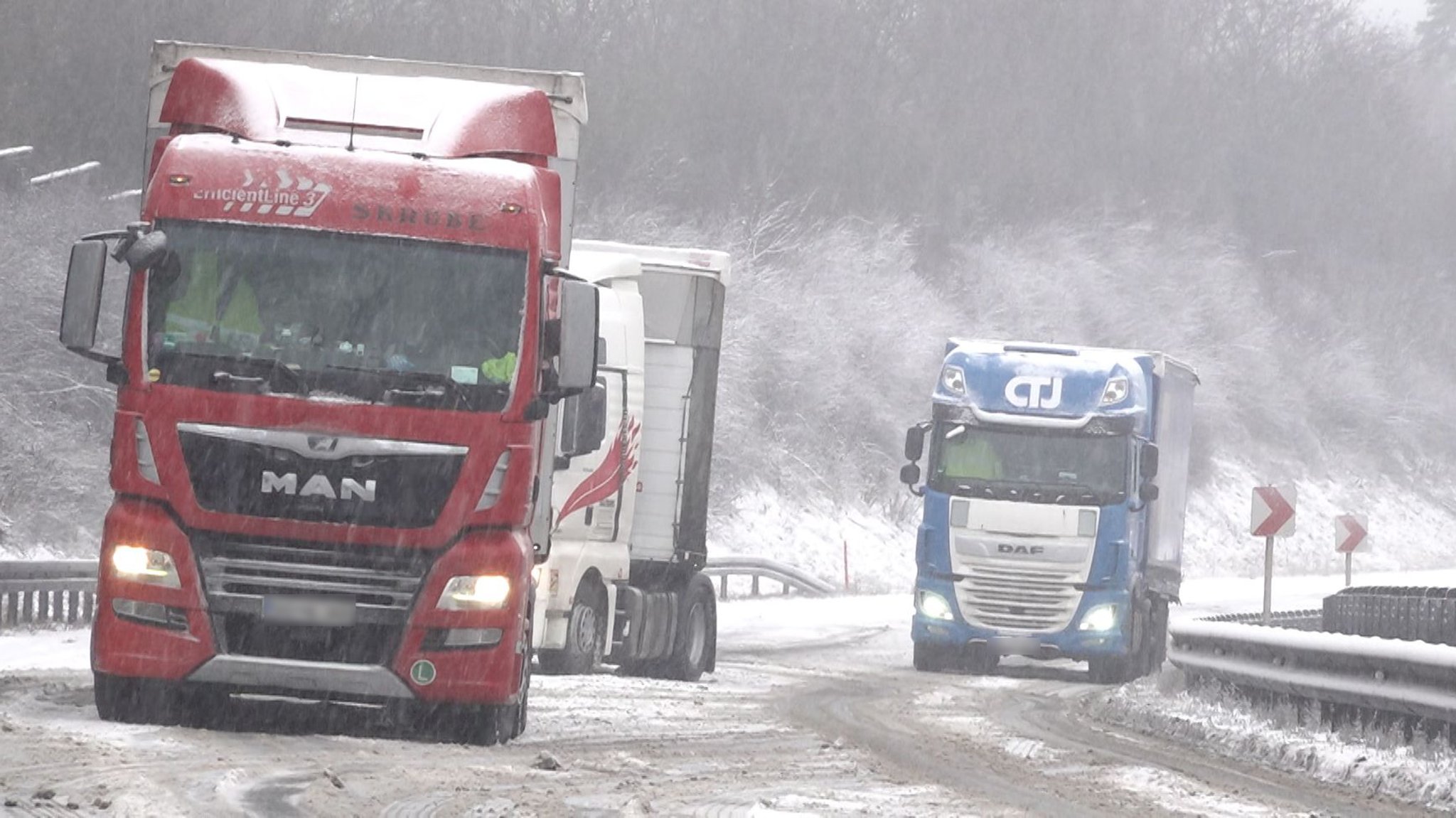 LKW im Schnee auf der Autobahn