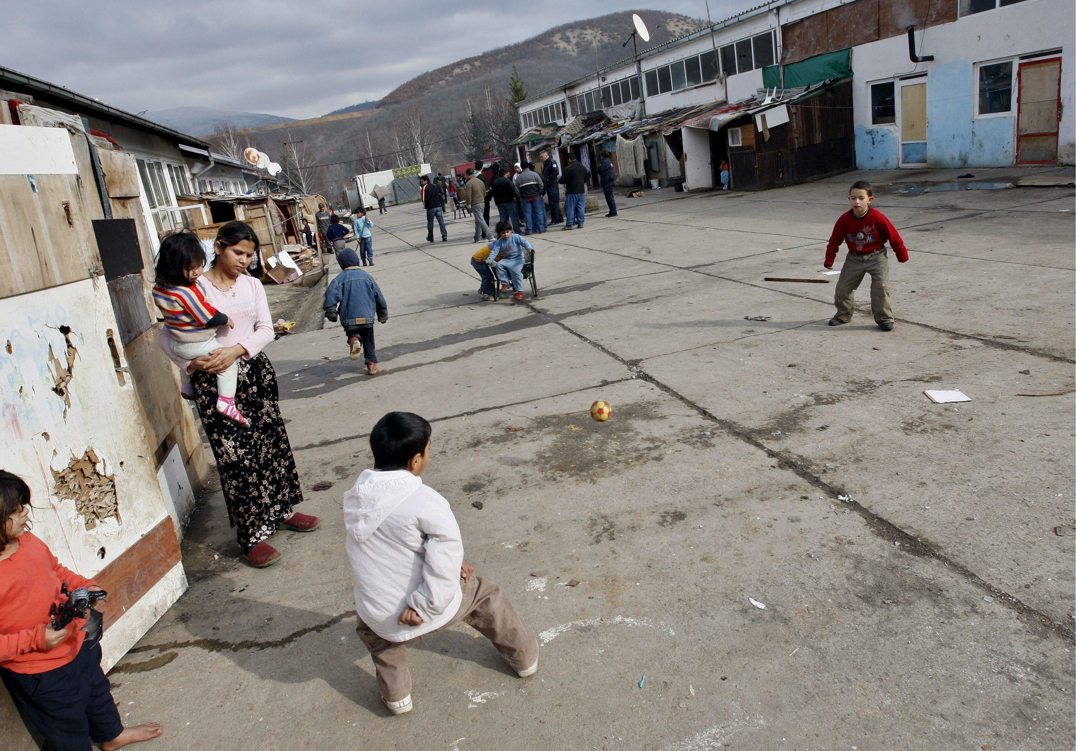 Roma Kinder spielen mit einem Ball