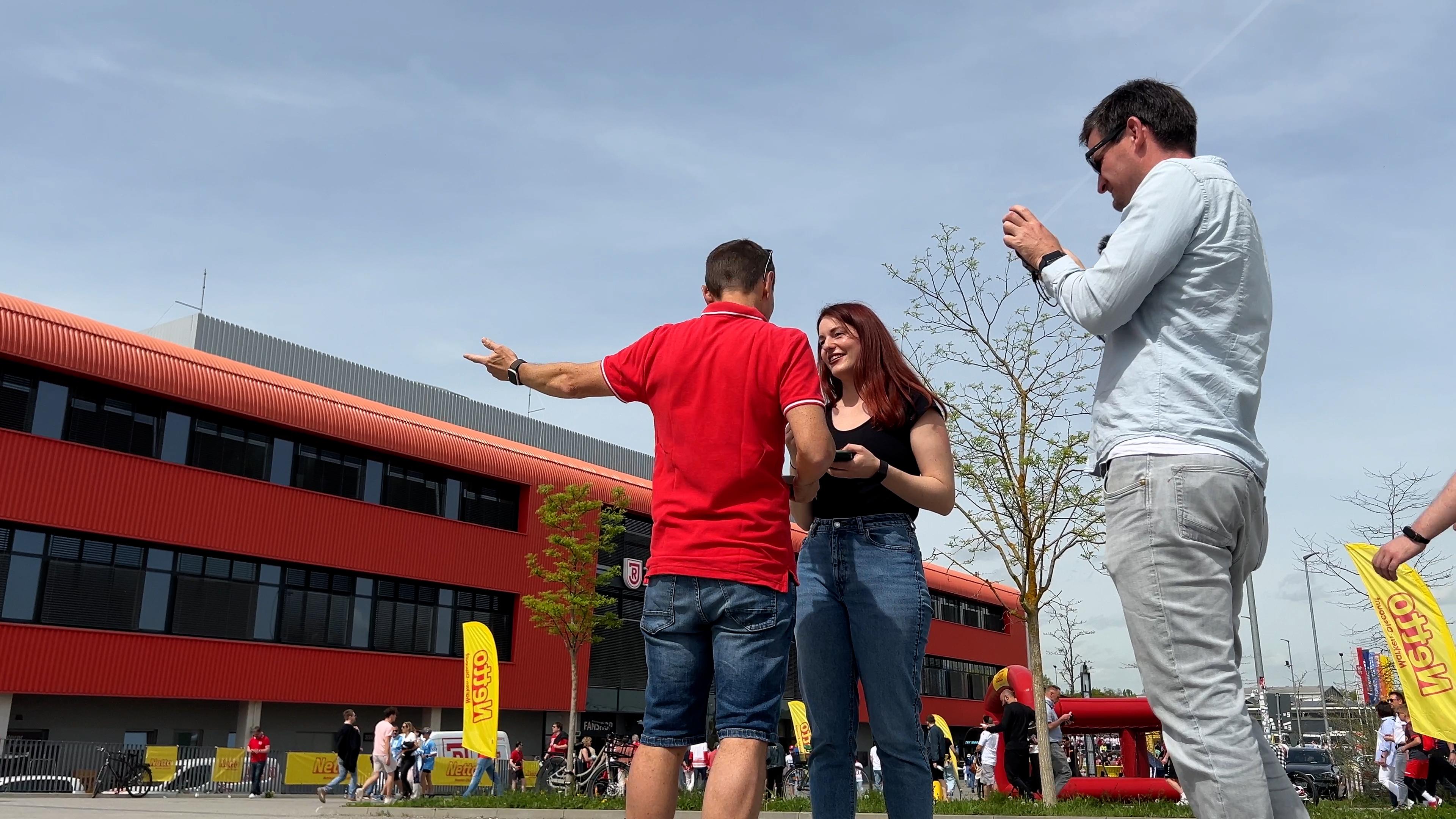 Ausverkauft! Wie komme ich ins Stadion? Die ganze Challenge hier im Video.