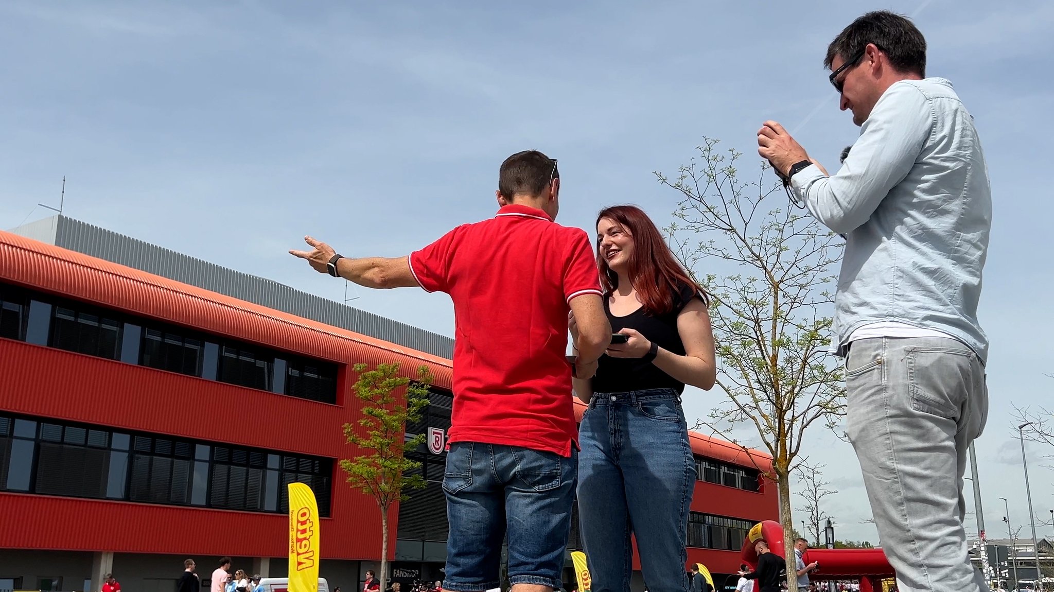 Ausverkauft! Wie komme ich ins Stadion? Die ganze Challenge hier im Video.