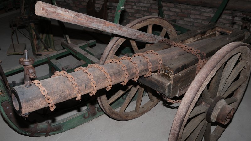 Bei einer Durchsuchung in Straubing fand die Polizei die wohl funktionsfähige Kanone. | Bild: Polizeiinspektion Straubing Bei einer Durchsuchung in Straubing fand die Polizei die wohl funktionsfähige Kanone.