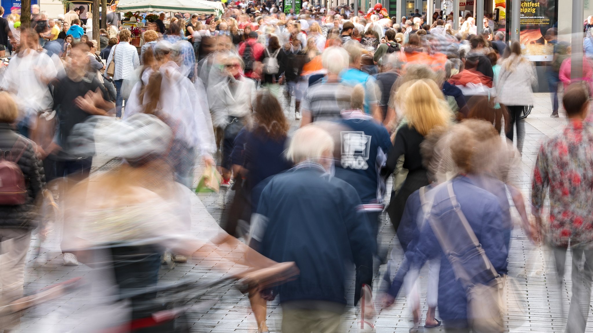 Menschenmenge in einer Innenstadt (Symbolbild)