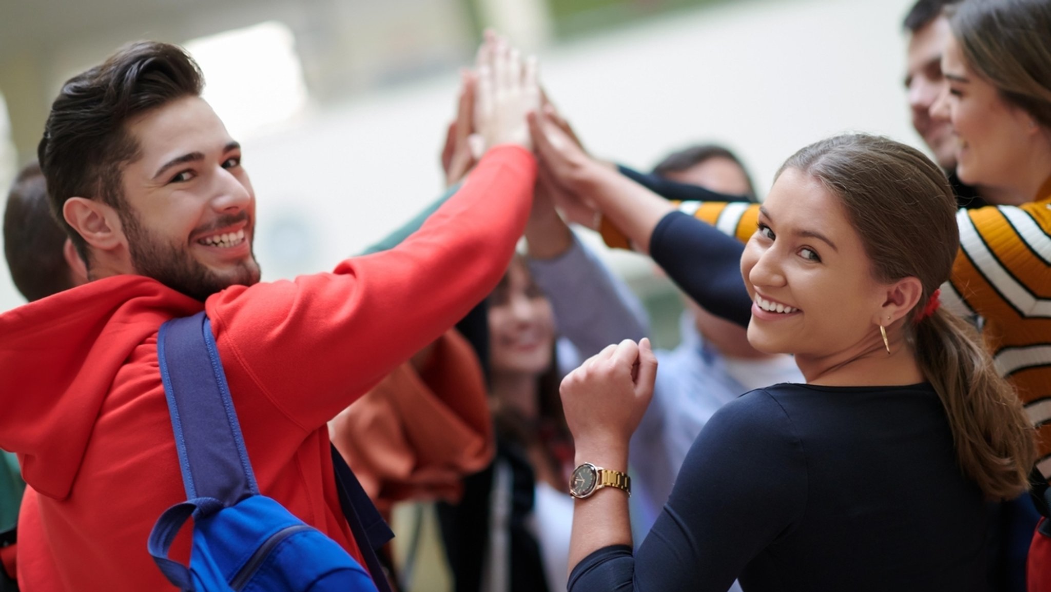 Fröhliche Erasmus-Studenten in einem Unterrichtsraum