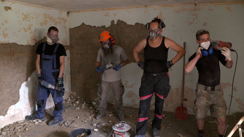 Ehrenamtliche aus ganz Deutschland helfen Hochwasser-Betroffenen beim Wiederaufbau, so wie hier in Offingen. | Bild: BR/ Eva Heime Ehrenamtliche aus ganz Deutschland helfen Hochwasser-Betroffenen beim Wiederaufbau, so wie hier in Offingen.