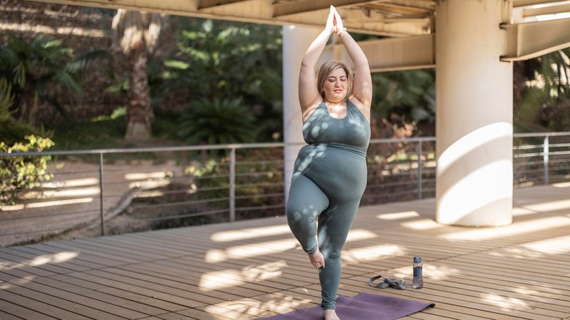 Frau beim Yoga | Bild: picture alliance / Westend61 | Aida López Frau beim Yoga