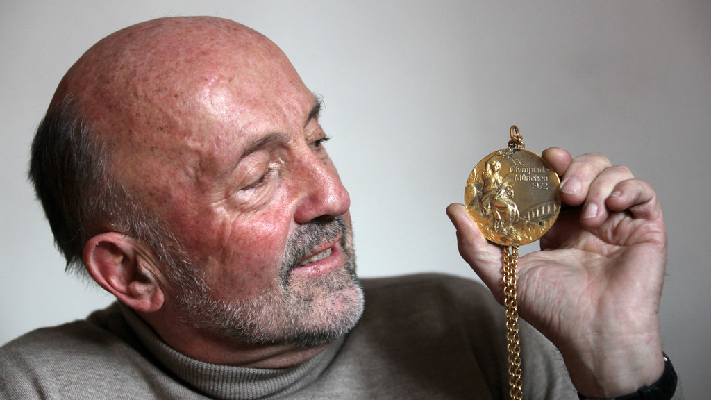 Klaus Wolfermann, Speerwurf-Olympiasieger 1972, mit seiner Goldmedaille | Bild: picture-alliance/dpa Klaus Wolfermann, Speerwurf-Olympiasieger 1972, mit seiner Goldmedaille