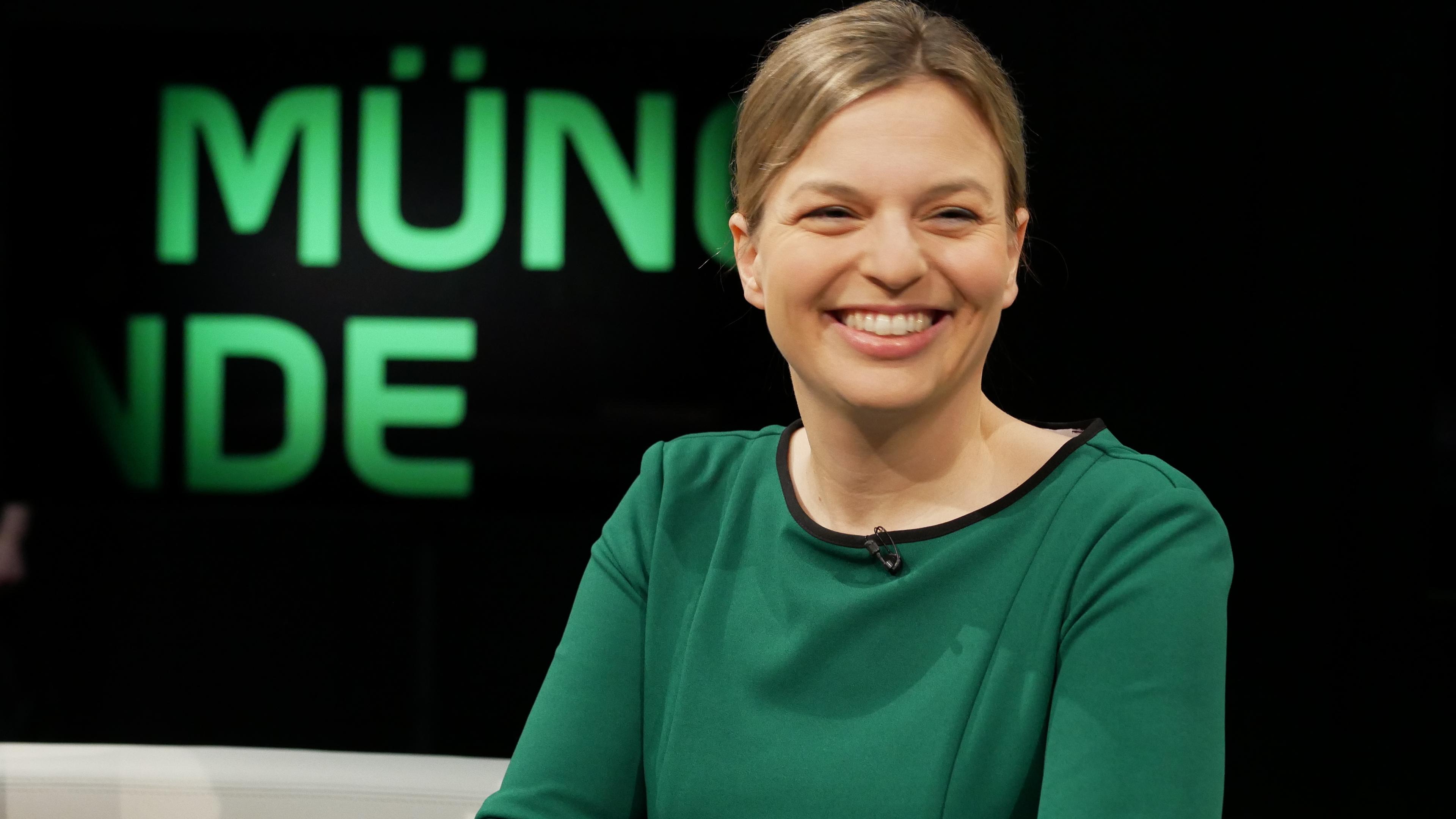 Katharina Schulze (Fraktionsvorsitzende im Bayerischen Landtag, Bündnis 90/Die Grünen) am Tisch der Münchner Runde.
