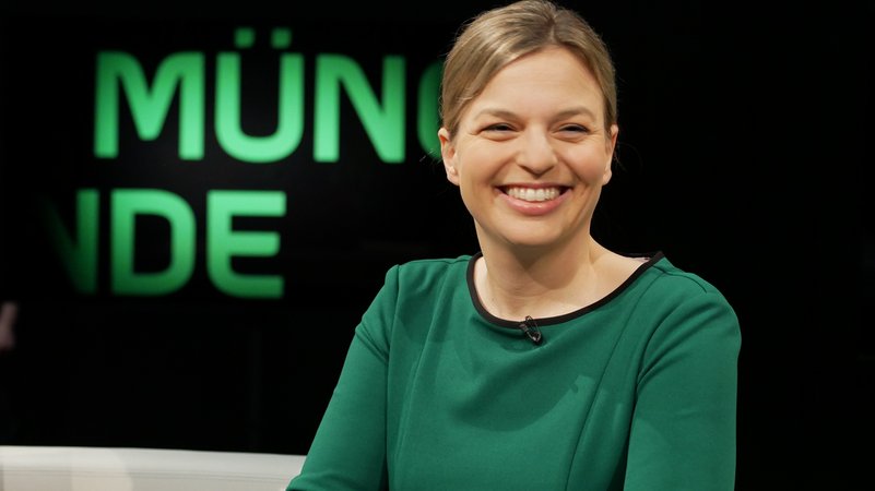 Katharina Schulze (Fraktionsvorsitzende im Bayerischen Landtag, Bündnis 90/Die Grünen) am Tisch der Münchner Runde. | Bild: BR/Sofie Onnasch Katharina Schulze (Fraktionsvorsitzende im Bayerischen Landtag, Bündnis 90/Die Grünen) am Tisch der Münchner Runde.