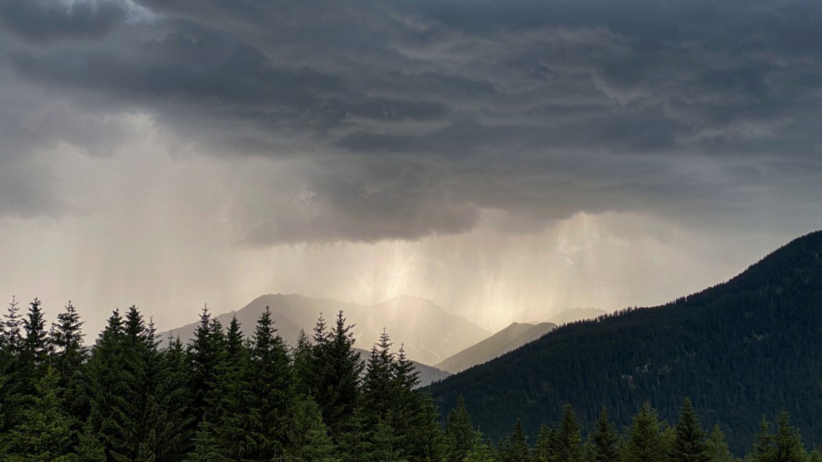 Dunkle Wolken ziehen sich über den Bergen in Ehrwald in Tirol zusammen.