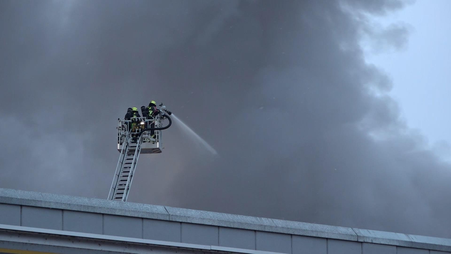 Großeinsatz für die Feuerwehr am Morgen in Regensburg: Eine Lagerhalle in der Nähe des Hafens brannte.