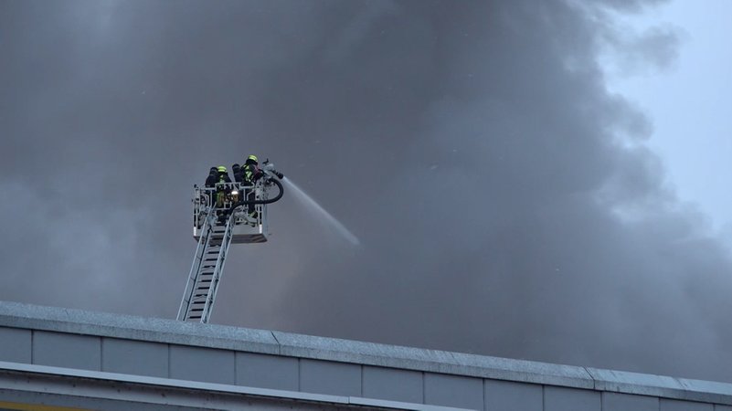 Großeinsatz für die Feuerwehr am Morgen in Regensburg: Eine Lagerhalle in der Nähe des Hafens brannte. | Bild: Bayerischer Rundfunk 2026 Großeinsatz für die Feuerwehr am Morgen in Regensburg: Eine Lagerhalle in der Nähe des Hafens brannte.