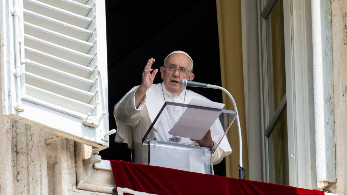 Papst Franziskus bei seinem ersten Auftritt nach dem Krankenhaus-Aufenthalt