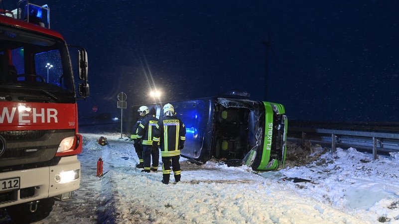 Auf der Autobahn 11 in der Nähe des Dreiecks Uckermark in Brandenburg hat sich ein schwerer Busunfall ereignet. | Bild: dpa-Bildfunk/Stefan Csevi Auf der Autobahn 11 in der Nähe des Dreiecks Uckermark in Brandenburg hat sich ein schwerer Busunfall ereignet.