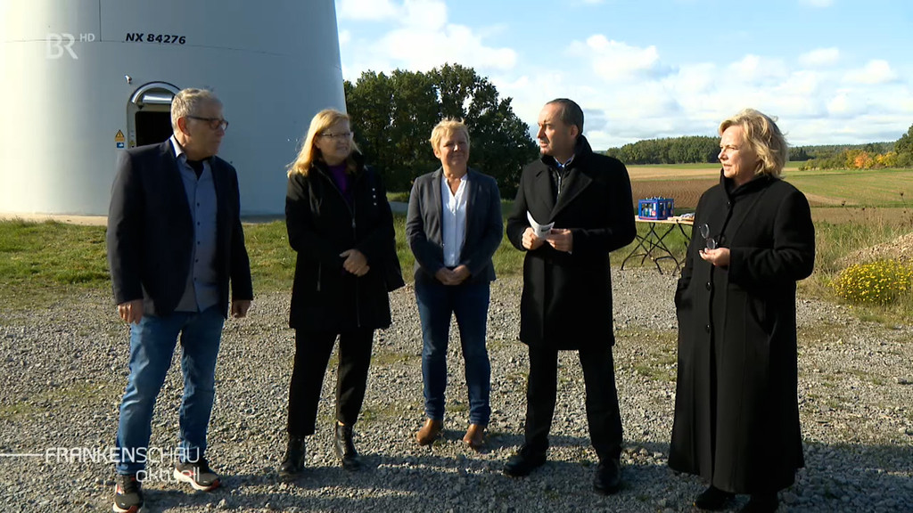 Bayerns Wirtschaftsminister Hubert Aiwanger (Freie Wähler) mit Lonnerstädter Bürgermeisterin Regina Bruckmann. | Bild: BR Bayerns Wirtschaftsminister Hubert Aiwanger (Freie Wähler) mit Lonnerstädter Bürgermeisterin Regina Bruckmann.