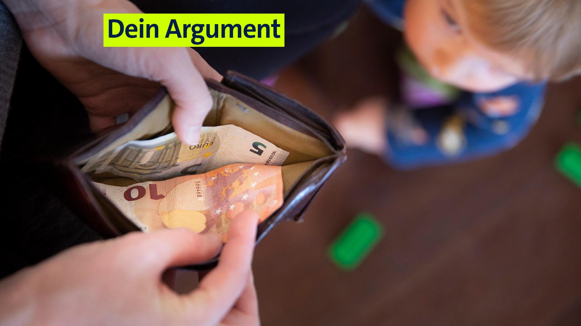 Eine Hand hält einen Geldbeutel mit Geld in der Hand. Daneben ist ein Kind zu sehen. (Symbolbild).