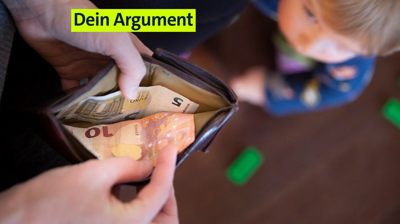 Eine Hand hält einen Geldbeutel mit Geld in der Hand. Daneben ist ein Kind zu sehen. (Symbolbild). | Bild: picture alliance / photothek | Ute Grabowsky Eine Hand hält einen Geldbeutel mit Geld in der Hand. Daneben ist ein Kind zu sehen. (Symbolbild).