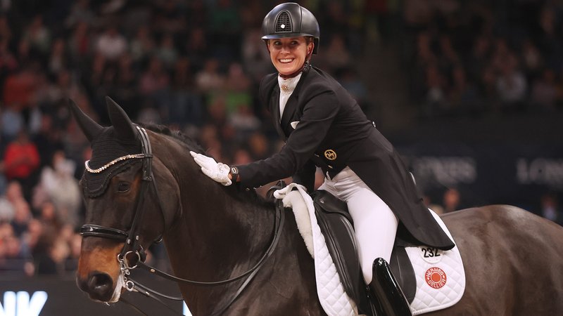 Jessica von Bredow-Werndl ( GER ) auf Diallo | Bild: picture alliance / Hansjuergen Britsch Jessica von Bredow-Werndl ( GER ) auf Diallo