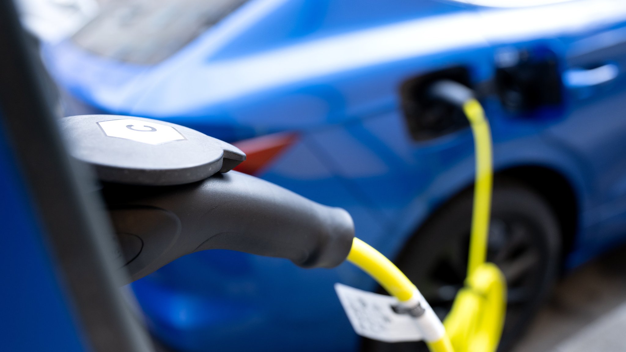 Elektroauto lädt an einer Ladesäule