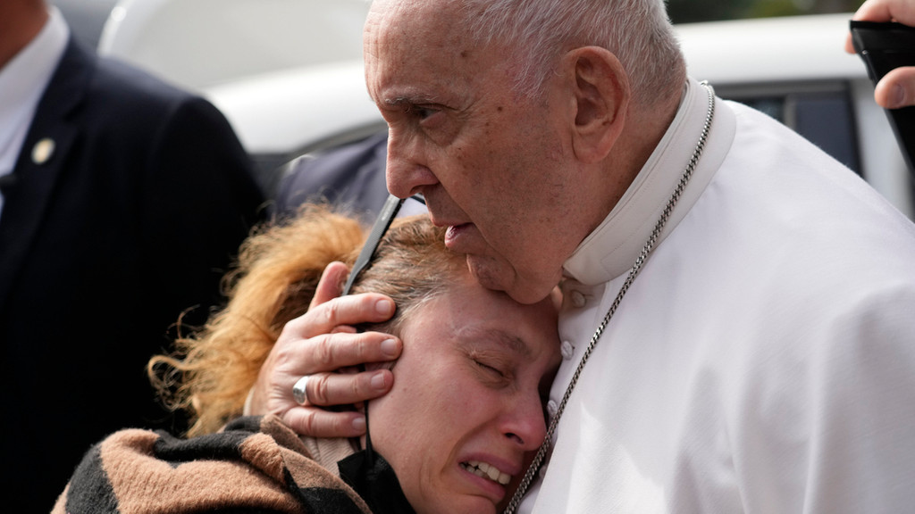 Papst Franziskus tröstet ein Ehepaar, das am Vortag ein Kind verloren hat, als er das Krankenhaus in Rom verlässt.