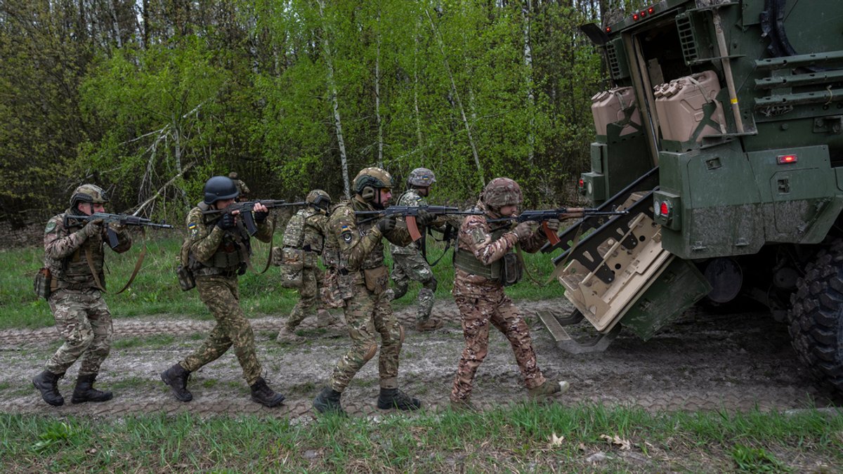Soldaten der ukrainischen Nationalgarde der "Bureviy-Brigade" nehmen an einer Militärübung teil. 