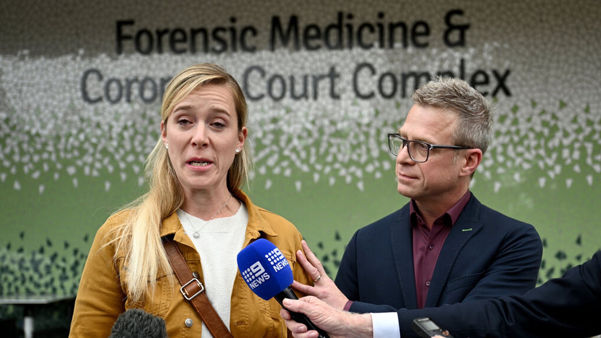 11.11.2024, Australien, Sydney: Christina Strobel (l) und Alexander Strobel, die Geschwister von Simone Strobel, sprechen zu Journalisten vor dem Lidcombe Coroners Court. Bei der Untersuchung des Todes der deutschen Rucksacktouristin Simone Strobel im Jahr 2005 werden neue Beweise erwartet. Foto: Bianca De Marchi/AAP/dpa +++ dpa-Bildfunk +++