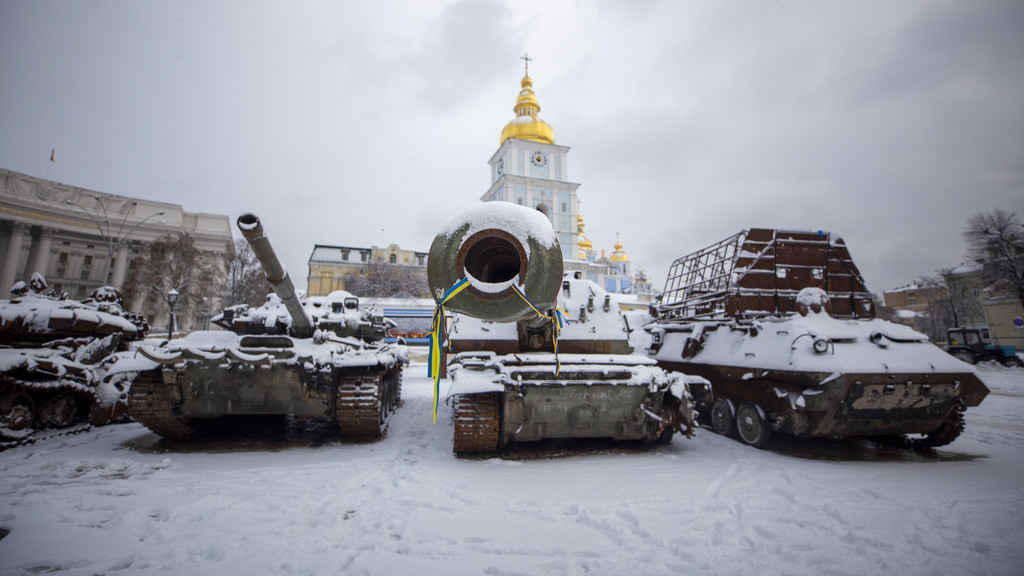 Zerstörte russische Panzer, ausgestellt in Kiew