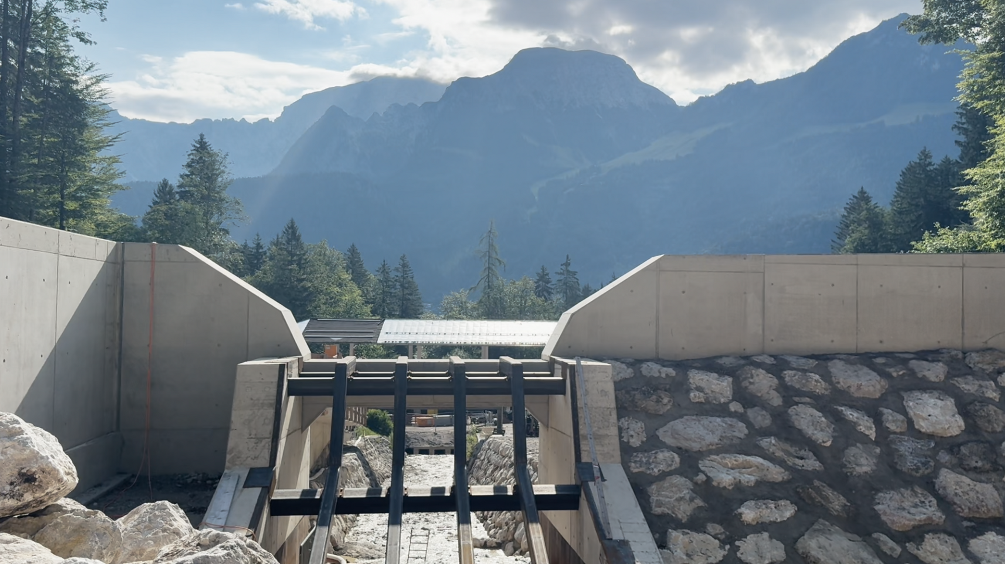 Die Geschiebedosiersperre, eine Betonwand mit einem überdimensional großen Rechen, soll Bäume und große Gesteinsbrocken aufhalten. | Bild: Landratsamt Berchtesgadener Land Die Geschiebedosiersperre, eine Betonwand mit einem überdimensional großen Rechen, soll Bäume und große Gesteinsbrocken aufhalten.