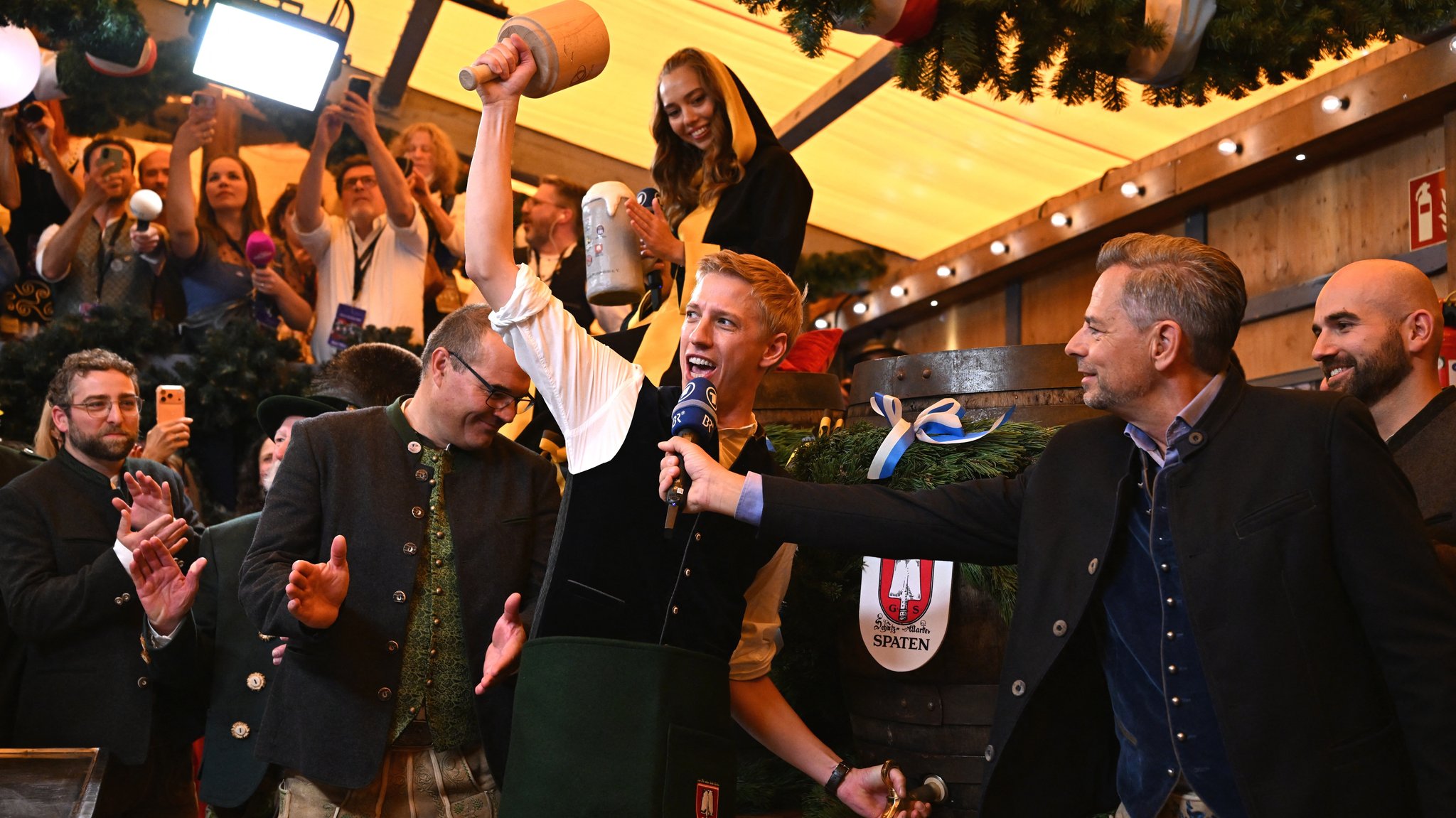 "O'zapft is!": OB Krause eröffnet Oktoberfest mit zwei Schlägen