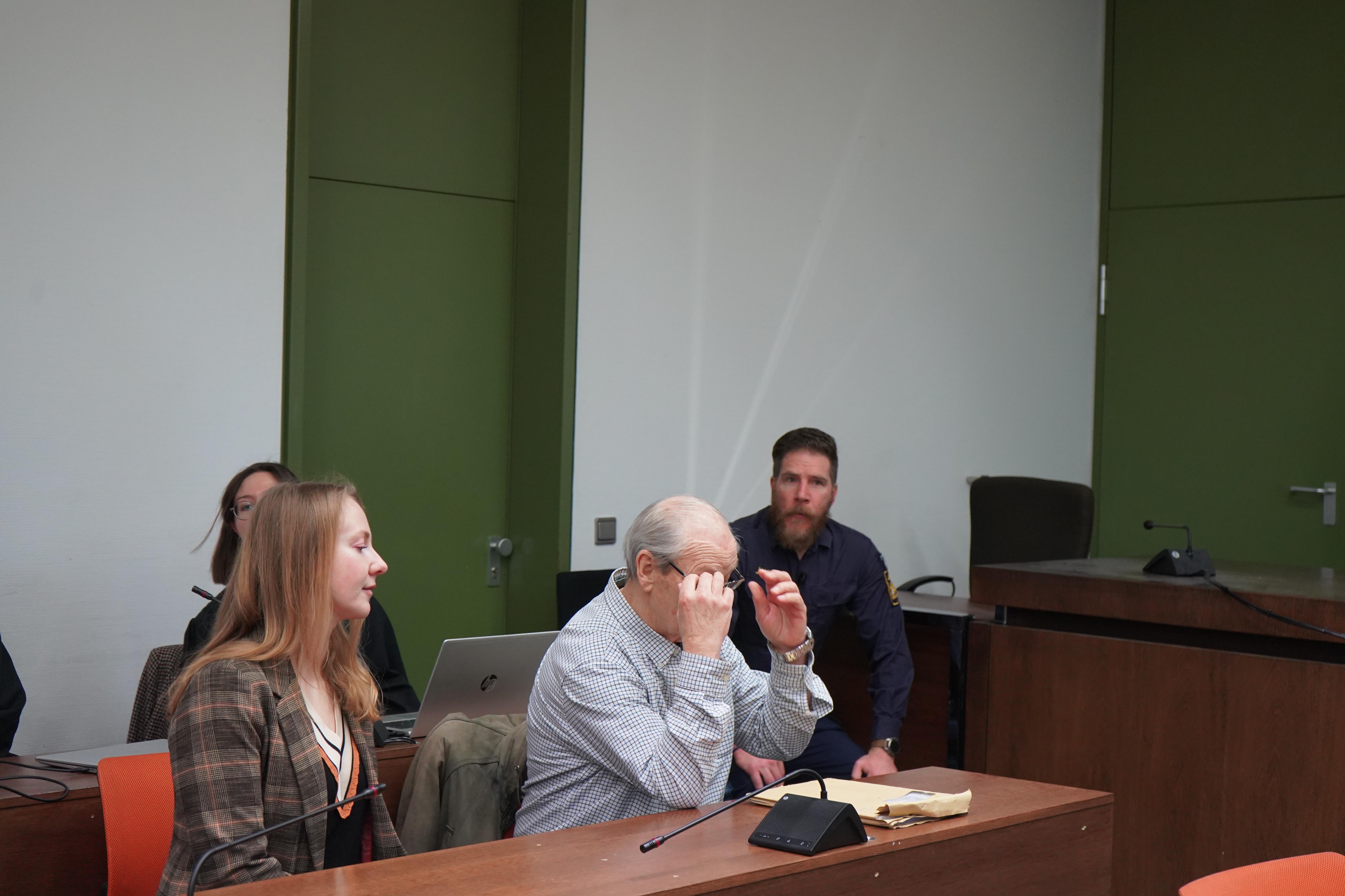 Zu sehen ist der Angeklagte auf einer Anklagebank des Münchner Landgerichts.