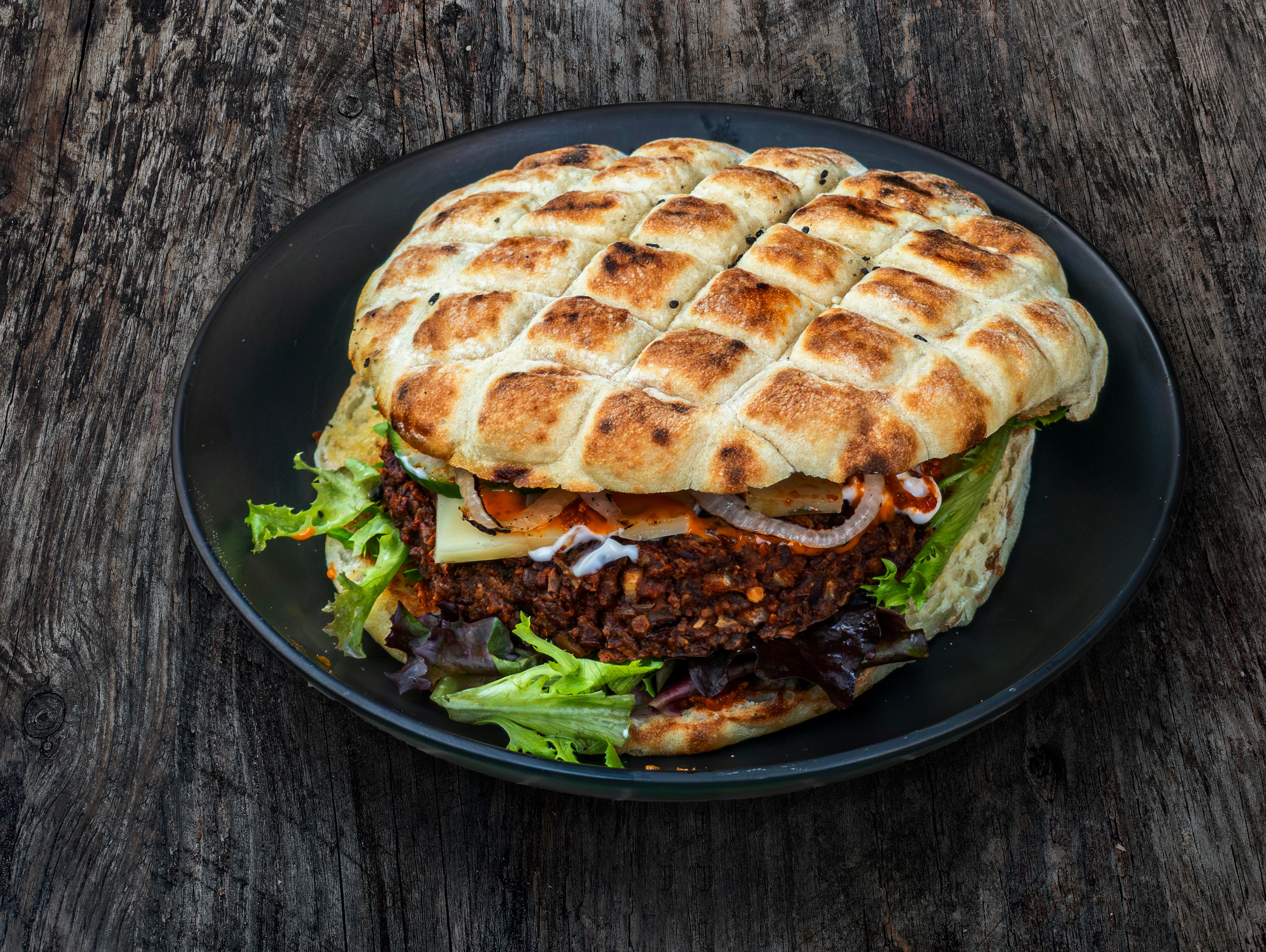 Veggie-Burger in einem Pita-Brot 
