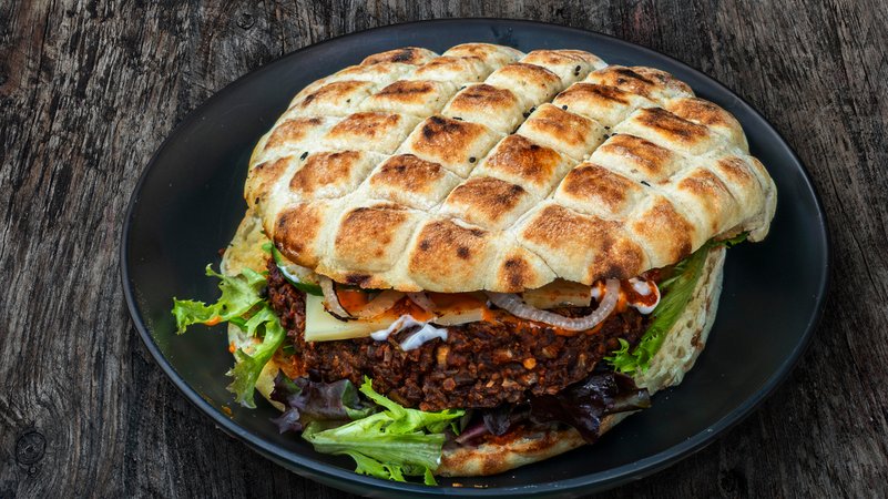 Veggie-Burger in einem Pita-Brot | Bild: picture alliance / Food Collection | Gross, Petr Veggie-Burger in einem Pita-Brot