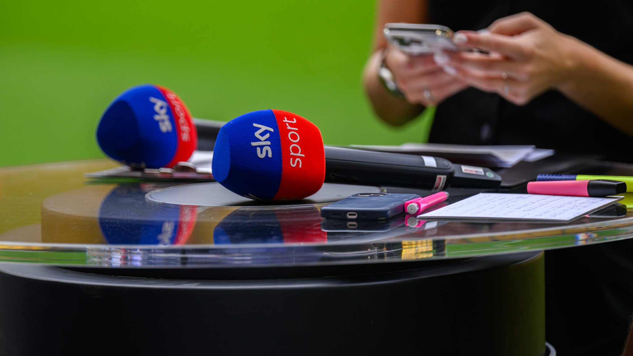 Die Bundesliga-Konferenz wird künftig nicht mehr Sky zu sehen sein. | Bild: dpa-Bildfunk/Robert Michael Die Bundesliga-Konferenz wird künftig nicht mehr Sky zu sehen sein.