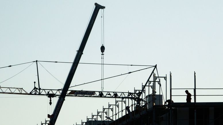 Bauarbeiter stehen im Neubaugebiet Kronsrode beim Bau eines Mehrfamilienhauses. | Bild:dpa-Bildfunk/Melissa Erichsen