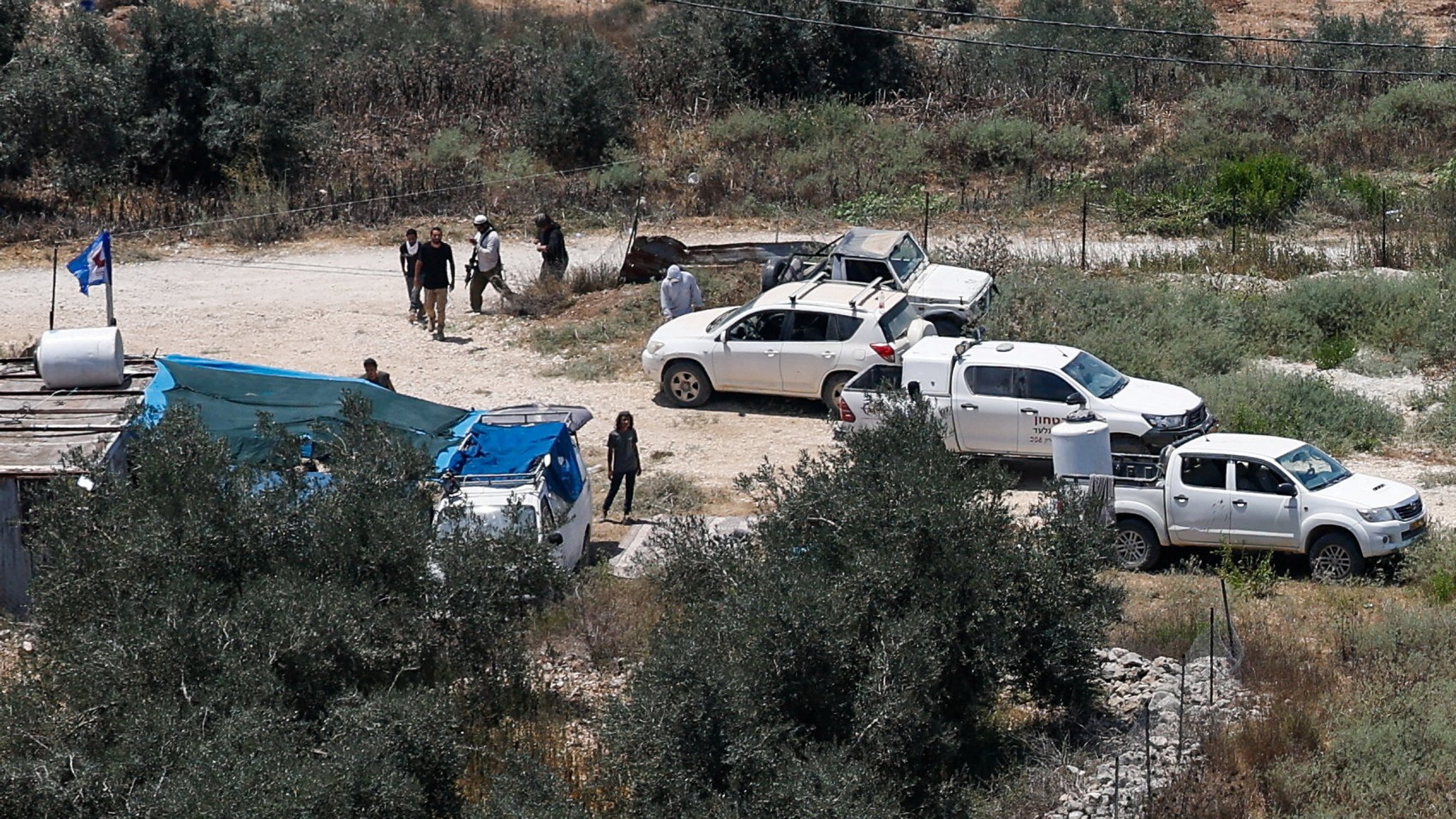 Israeli settlers at the site where four Palestinians and two Israeli soldiers were killed in a shooting incident on Friday, near the village of Tal, close to Nablus, in the Israeli-occupied West Bank, July 25, 2026. | Bild: REUTERS/Mohammed Torokman Israeli settlers at the site where four Palestinians and two Israeli soldiers were killed in a shooting incident on Friday, near the village of Tal, close to Nablus, in the Israeli-occupied West Bank, July 25, 2026.