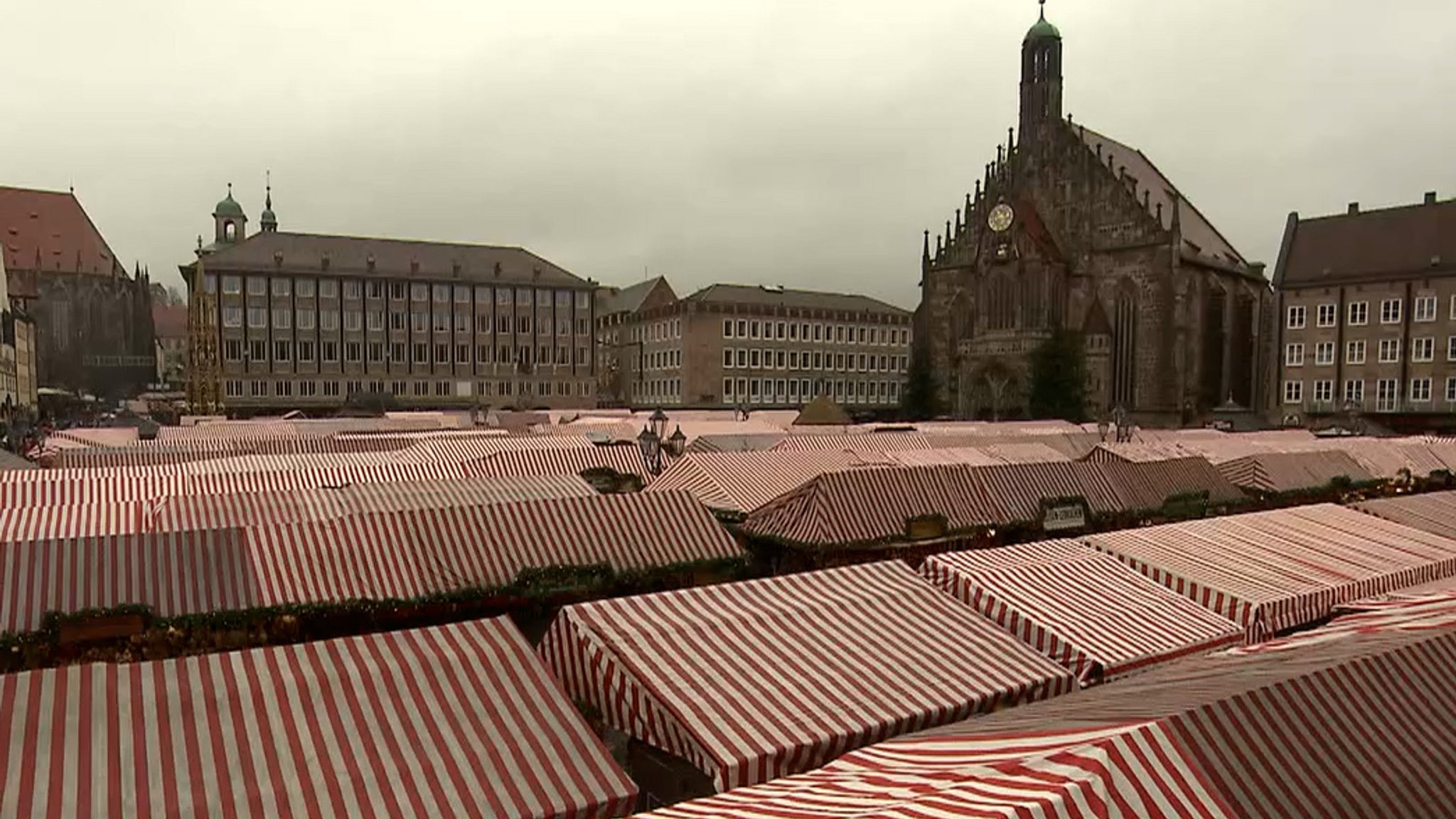 Die Buden des Christkindlesmarkt von oben.