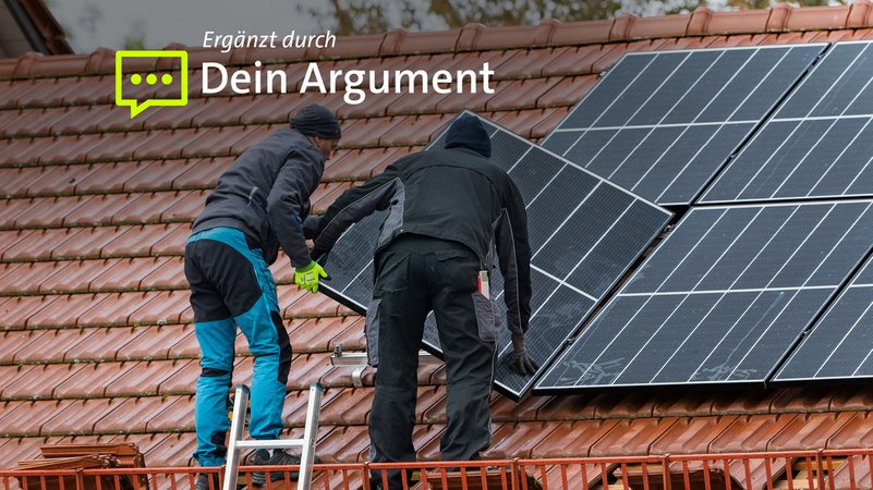 Zwei Männer installieren eine PV-Anlage in Markt Schwaben | Bild: picture alliance / Stephan Goerlich Zwei Männer installieren eine PV-Anlage in Markt Schwaben