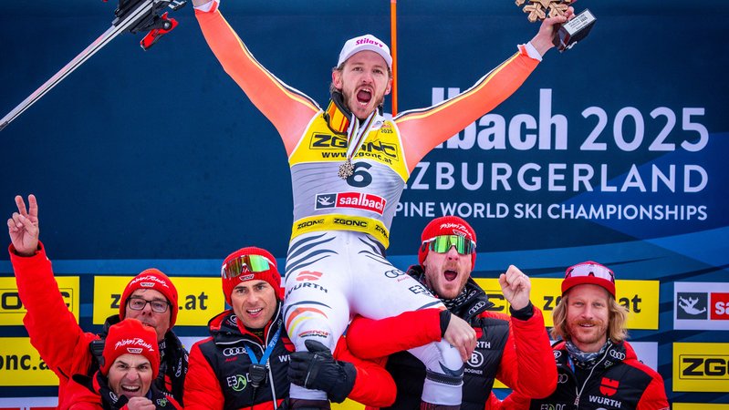 16.02.2025, Österreich, Saalbach-Hinterglemm: Ski alpin: Weltmeisterschaft, Slalom, Herren, 2. Durchgang, Linus Straßer (M) aus Deutschland jubelt nach dem Gewinn der Bronzemedaille mit dem deutschen Skiteam. | Bild: dpa-Bildfunk/Jens Büttner 16.02.2025, Österreich, Saalbach-Hinterglemm: Ski alpin: Weltmeisterschaft, Slalom, Herren, 2. Durchgang, Linus Straßer (M) aus Deutschland jubelt nach dem Gewinn der Bronzemedaille mit dem deutschen Skiteam.