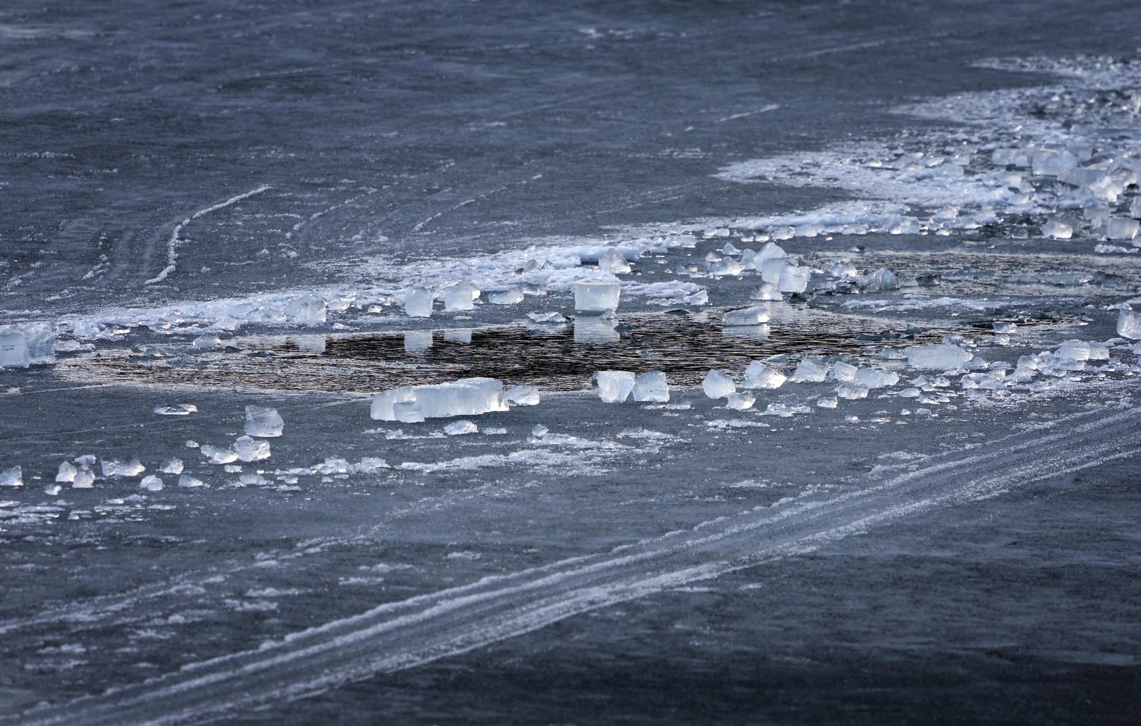 Symbolbild: Zu sehen ist eine Einbruchstelle des zugefrorenen Eibsees